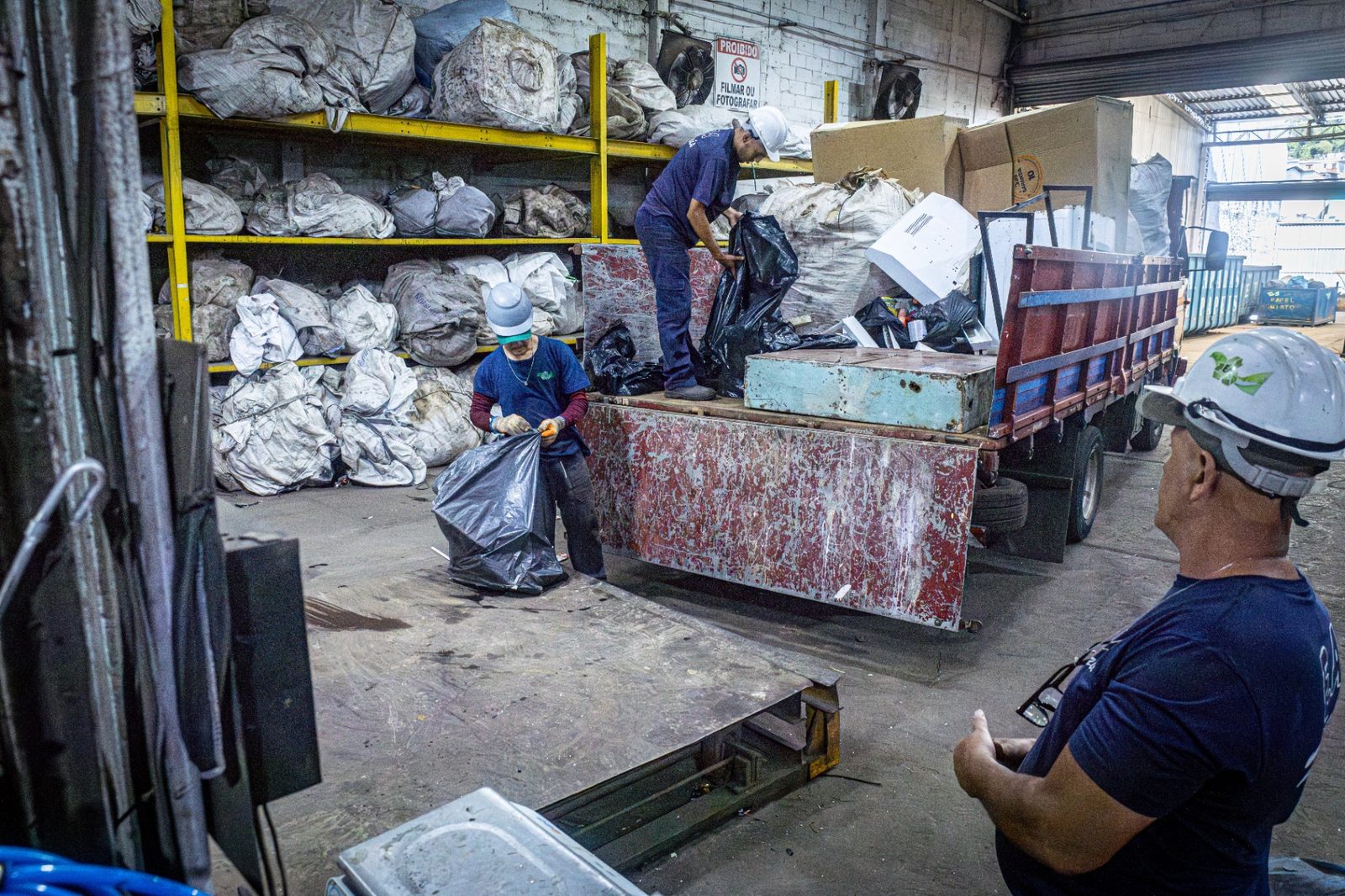 Descarregamento e triagem de materiais