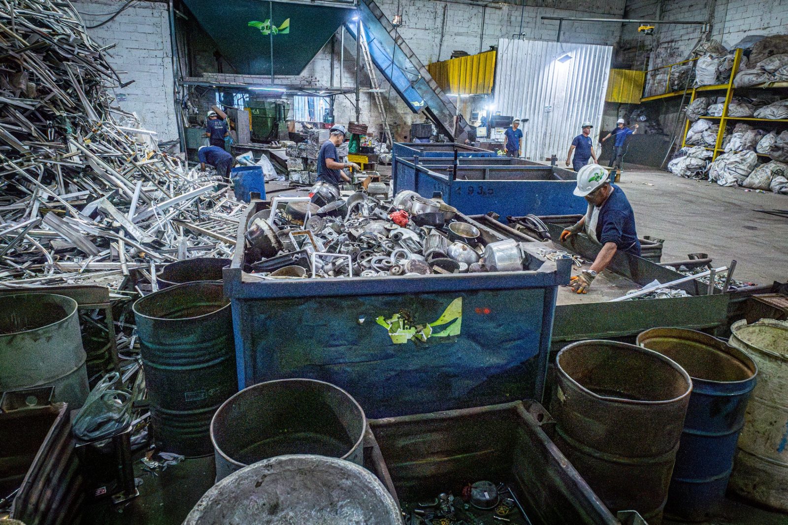 Equipe FA Metais na triagem de materiais recicláveis